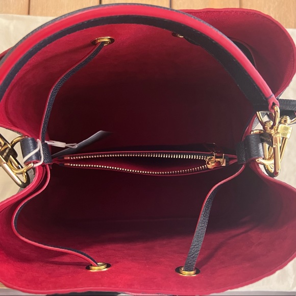 Louis Vuitton
NeoNoe Handbag Monogram Empreinte Leather MM - Picture 6 of 16